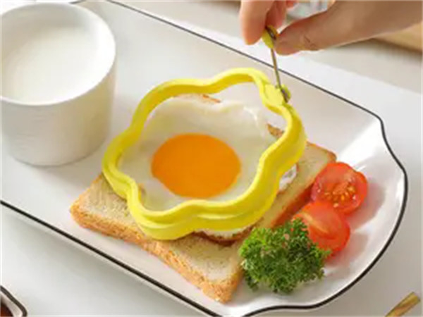 使用硅膠煎蛋模具會(huì)粘鍋嗎？